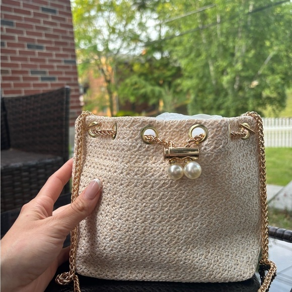 Elegant Cream Woven Bag with Gold Chain - Picture 5 of 7
